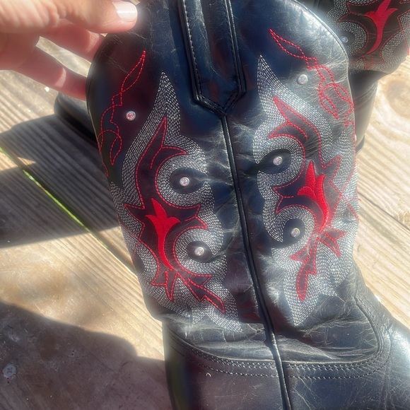 Gypsy rose size 8 cowgirl boots 
Gorgeous red and black with rhinestones - Picture 7 of 17